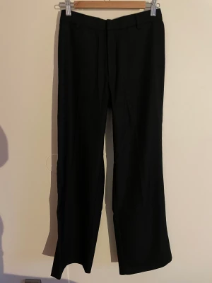 Svarta kostymbyxor  - Svarta kostymbyxor från zara. Långa!!!