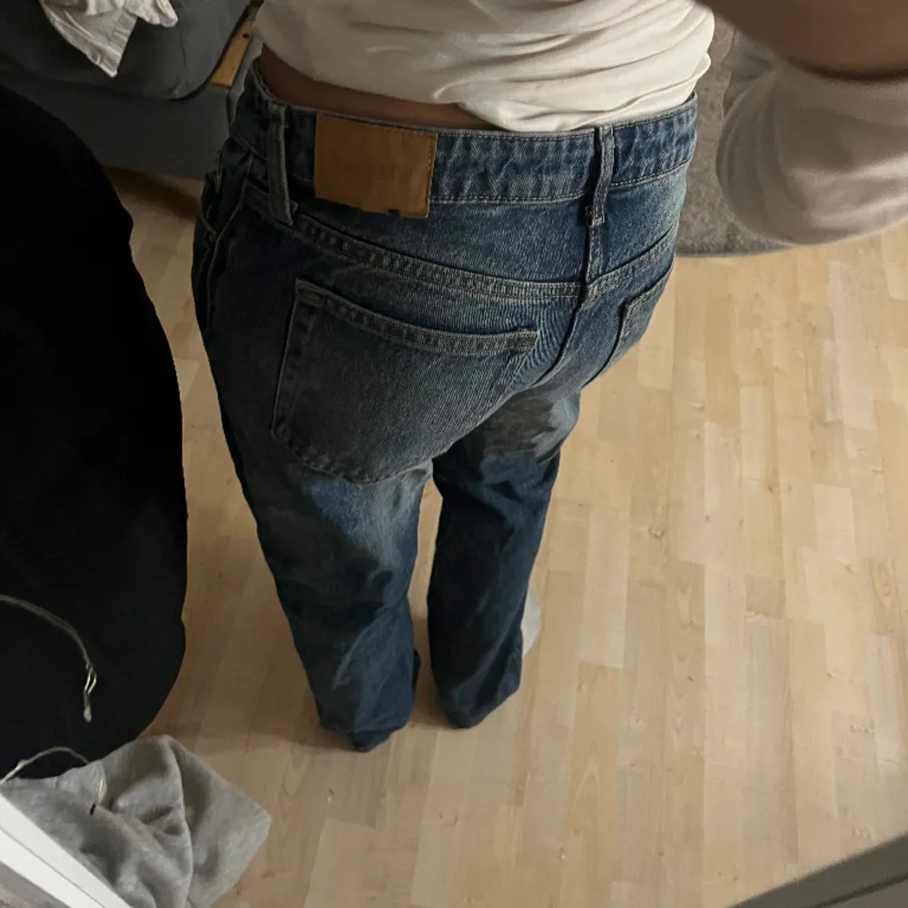 Weekday jeans low waist raka, slutsålda, aldrig kommit till användning då de inte va min stil . Jeans & Byxor.