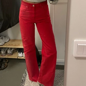 Röda jeans - Så fina röda jeans som jag tyvärr använder för lite</3 I nyskick och passar perfekt på mig, stl 38 men lite små i storleken så mer som en 36! Jag är 176cm lång! 
