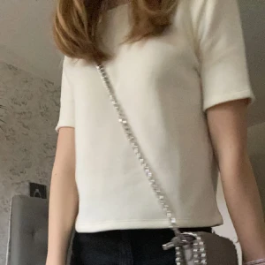 Stickad t-shirt - Stickad t-shirt använd fåtal gånger. Använder inte längre därför säljer jag. Storleken är M men är väldigt liten i storlek så passar mer S eller Xs. Är förhandlingsbar!