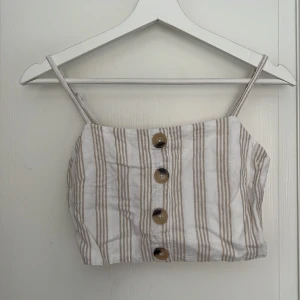 Croptop i linnematerial - Croptop i linnematerial från Grinatricot i strl 36. Använd fåtalet gånger o h är därav i jättefint skick. 