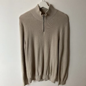 Massimo Dutti Half zip  - Massimo Dutti Half zip som är storlek M  Tröjan har töjt ut sig i längden så passar bra för dom längre 