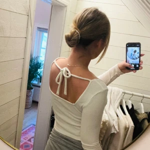 Rosett tröja - Jättesöt vit långärmad tröja NA-KD med rosett knyte i ryggen🎀