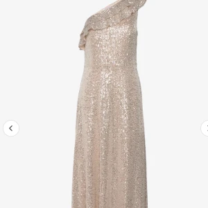 Balklänning - Säljer nu min champagne färgade balklänning från LOVE LOLITA. Är i fint skick🩷