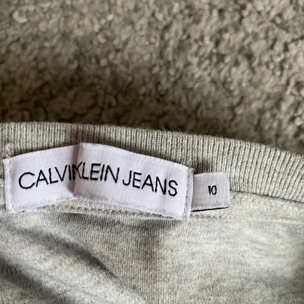 Säljer min Calvin klein t-shirt eftersom att jag just nu rensar min garderob, den är perfekt att ha som en ”Stockholmsstil” tröja över typ en tröja med spets💖Jag är 168 cm och den passar mig fortfarande hyfsat i armarna den är då i strl 10 år👌🏼. T-shirts.