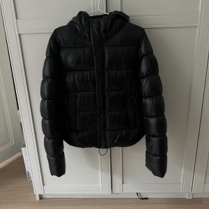 Vinterjacka  - Jackan kommer från superdry är endast använd ett få tal gånger är i princip ny skick. Ny pris:1499 kr 