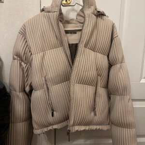 Manier de voir jacka - säljer för jag inte använder den. Den är slutsåld och går inte att köpa längre.