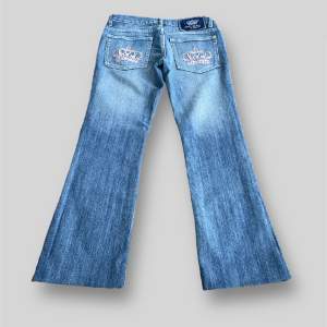 Victoria Beckham jeans, Bra skick har två mindre fläckar (syns på sista bilden). Tag: storlek 28.  Ytterbenslängden är ca 90cm och innerbenet är ca 70cm, midjemåttet rakt över är ca 36cm. Tveka inte på att kontakta vid minsta fundering!🙌