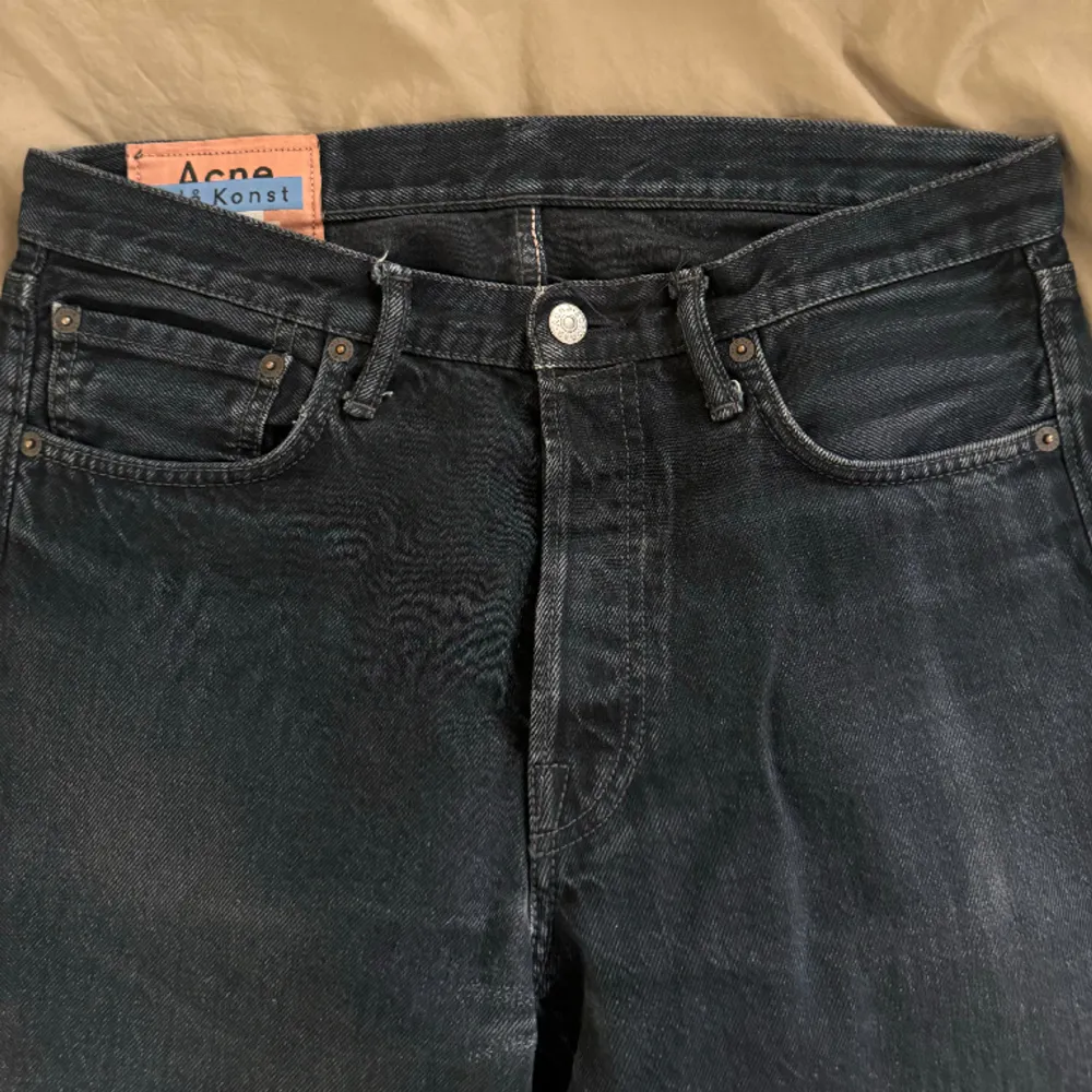 Säljer ett par Acne jeans (1996 black). Modellen är straight fit. Storlek 31/32. Jeansen är något blekta och har små slitningar på en del ställen. I övrigt gott skick!. Jeans & Byxor.