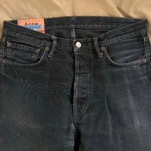 Säljer ett par Acne jeans (1996 black). Modellen är straight fit. Storlek 31/32. Jeansen är något blekta och har små slitningar på en del ställen. I övrigt gott skick!
