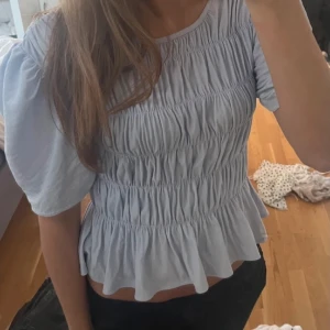 Topp från mango - Säljer eftersom den inte passar mig, köpt av en annan säljare. Men jätte fin topp med lite puffiga ärmar. 