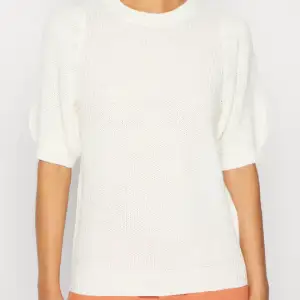 Jätte fin trekvartsärmad tröja från Vero Moda. Säljer eftersom den inte passar längre. Använd 1-2 gånger så inte defekter. 