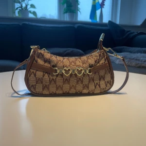 handväska - söt handväska för att gå ut med vänner! brun/beige/guldig i nyskick!