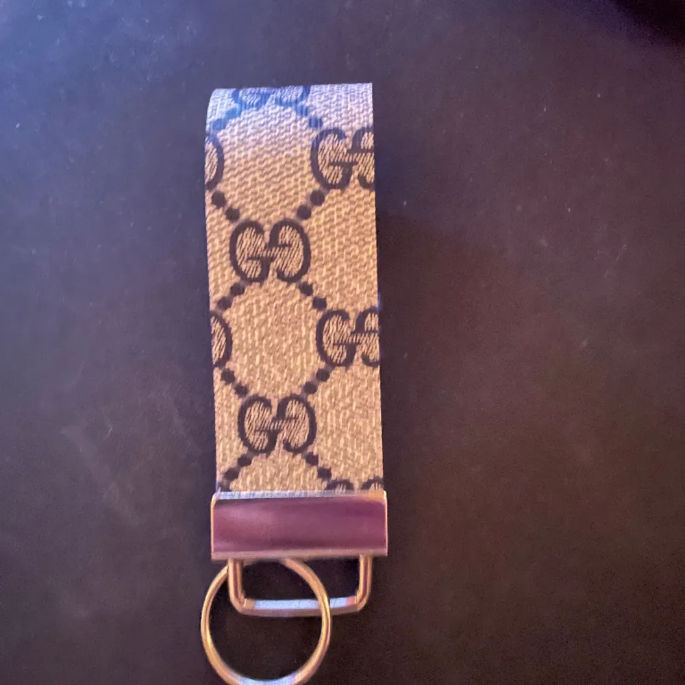 Tänkte testa göra en budgivning på en Gucci nyckelhållare. Den är gjord från en äkta Gucci väska. Blir fler budgivningar i framtiden men får först se hur det går med den här. . Övrigt.