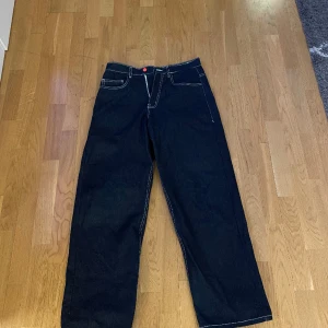 BeWider Jeans - Ett par riktigt snygga, lössittande jeans som faller riktigt snyggt över skorna.  Knappt använda och riktigt bra kvalité   Jag är 186 cm och de sitter väldigt bra i längden Köpta för 1200kr men säljer de för 500, Pris kan diskuteras!