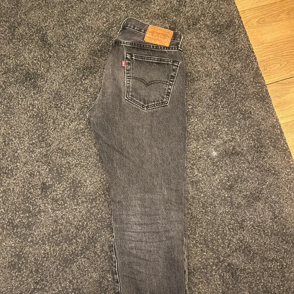 Ett par Levis 501 jeans med snygg tvätt.  Skick 9/10 W 30  L 30. Jeans & Byxor.