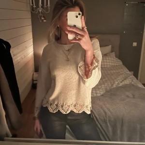 Zara tröja  - Säljer denna jättesöta stickade tröjan från zara, har inga defekter och är väldigt bra omhändertagen!❤️