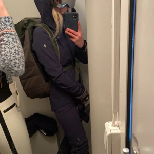 Peak performance skidset - Säljer mitt marinblåa set från peakperformance. Storlek XS på både jacka och byxor, endast använt 1 gång så väldigt bra skick💞 nypris för hela setet är 6500, säljer för 2800