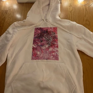 The Cool Elephant  - Säljer denna super fina hoodie från The Cool Elephant. Köpt 2021 och har använts max 5 gånger. Orginal pris: 599, säljer för 200. Storlek S men passar även M