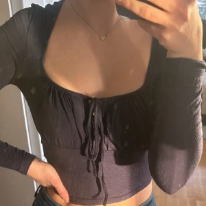 Mörkblå topp - Säljer denna topp med snörning upp till som jag använt några gånger men som fortfarande är i väldigt bra skick 💗.