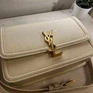 Saint Laurent Solferino - Jag säljer en väska som köptes som present i Paris, men nu finns det ingen att ge den till, därför säljer jag den helt ny, köpt för en månad sedan i en boutique i Paris, kommer med kvitto, presentband, dammpåse, certifikat etc., allt på bilden💫