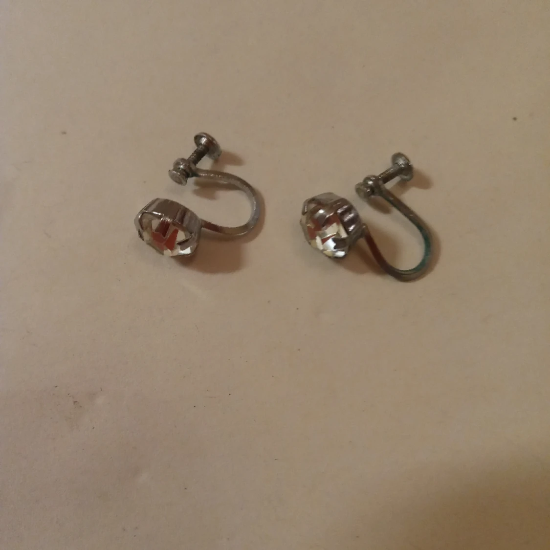 Örhängen silverfärgade med vit sten