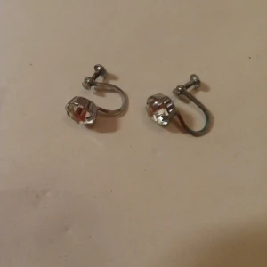 Örhängen silverfärgade med vit sten - Vintage örhängen med vit sten silverfärgad skruvar .