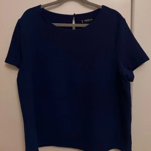 Blå topp - En perfekt blå topp som passar till det mesta. Det är lite blus material så man kan absolut använda till finare tillfällen eller bara till skolan🥰 Skriv för mer frågor. Använd köp nu!