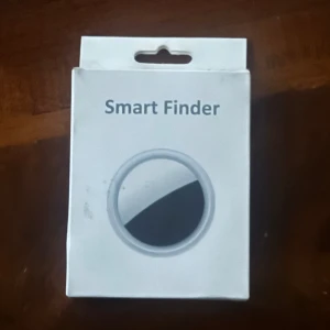 Smart finder - Liten GPS tracker perfekt till nycklarna går via bluetooth på telefonen endast startad och testad (ny) pris bud finns i Örebro kan skickas mot porto 