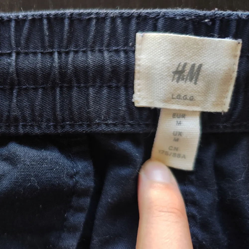 Mörkblåa pösiga (?) byxor, köpta på H&M, storlek M, använt lite. Köparen får betala frakten. Skicka ett pm om du undrar något! :)). Jeans & Byxor.