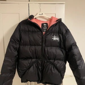 stussy micro ripstop down jacka  - bärs två gånger, jag säljer för att jag behöver pengar, personligt möte i Stockholm eller skicka med post