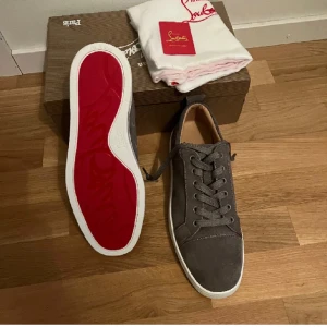 Christian Louboutin skor  - Säljer ett par Christian Louboutin  som jag köpte här på plick men passade inte sonen  Strl 44  Skickar med allt som ingick kvitto, box etc. Garanterar inte äktheten även om föregående säljare sa det. 