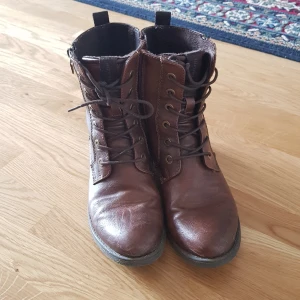 Kängor/skor - Klassiska stilsälra kängor, passar höst, vår m.m.  Sparsamt använda