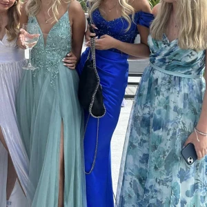 Balklänning - Säljer nu min balklänning (den mörkblåa)!!❤️ Köptes för 5500 och använd en gång. Skriv privat för fler bilder!!!