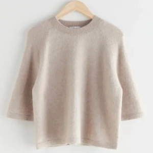 & other stories Tröja  - INTRESSEKOLL på min other stories tröja. Väll andvänd men syns inte på plagget (skickar såklart mer specifika bilder på plagget om man skulle vilja).Så fin tröja men kommer tyvärr inte till andvändning så mycket längre.