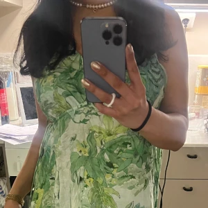 en somrig grön klänning - En somrig grön klänning perfekt för midsommar, en härlig middag eller bara en trevlig sommardag!  Köpt för 699kr men säljer för 499kr. I bra skick och använd en gång! 💘