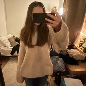 Super skön stickad beige ströja - Super mysig stickad tröja perfekt för vintern med zip up. Knappt använd och perfekt i fjällen!! Kom gärna med prisförslag🫶🏻