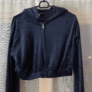 Croppad zip hoddie  - Mörkblå croppad zip hoddie i storlek M. Från HM och knappt använd.