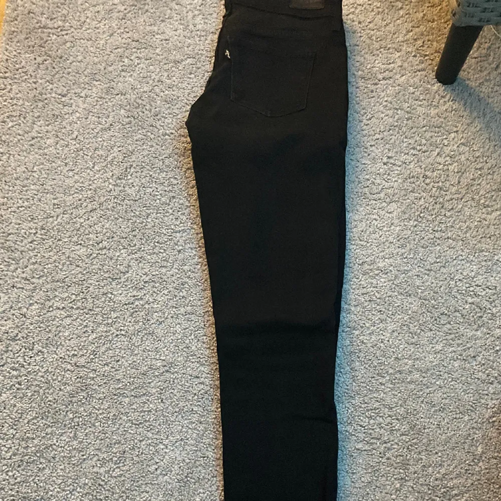 Detta är ett par svarta byxor från lee . Jeans & Byxor.
