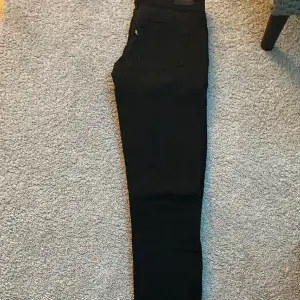 Detta är ett par svarta byxor från lee 