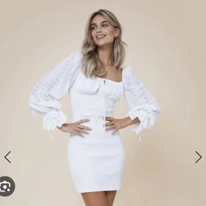 Studentklänning Adoore  - Säljer nu min älskade studentklänning från Adoore. Storlek 34 men väldigt stretchig så passar även mig som har 38. Nypris låg på ca 1500kr. Sista bilden är lånad. Går även att ha off shoulder 