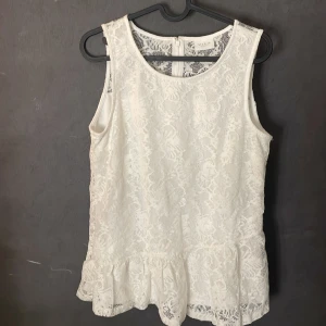 Spetstopp  - Supersöt spetstopp, står strl S men skulle mer säga att den funkar på M/L. Inga defekter, passar perfekt på sommaren. 