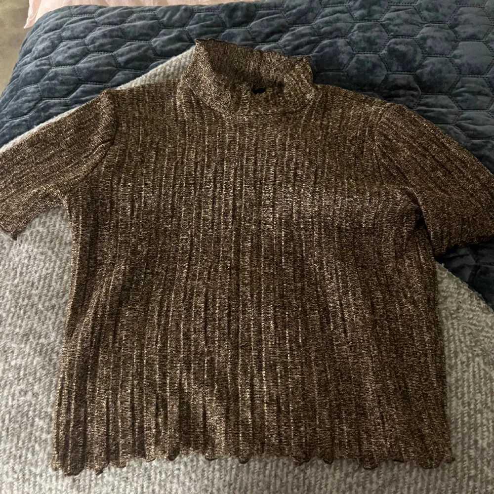 Suuuperfin brun t shirt med halv polo från zara i storlek M!! Köpte den 2021 och hade den ett par gånger då men har inte fått användning av den sen dess. Väldigt bra skick och supersnygg till skolan och till helg💓💓. Toppar.