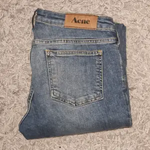 Ett par vintage lågmidjade acne jeans i storlek W28 🫶 