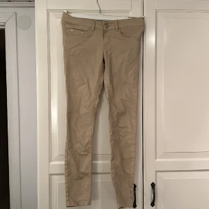 Jeans - Beiga jeans från BikBok i storlek Xs. 