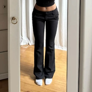 Secondhand  - Jätte fina lågmidjade kostymbyxor som ser exakt ut som de lånade bilderna!! Midjan 39-40 cm Innerbenslängden 86-87 cm. Skriv för frågor 🥰