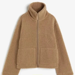 Teddy jacka - Säljer denna as populära teddy jacka från HM!❤️❤️ As snygg och knappast använd, inga defekter!❤️❤️ skriv priv för fler bilder! Tryck gärna på ”köp nu”❤️