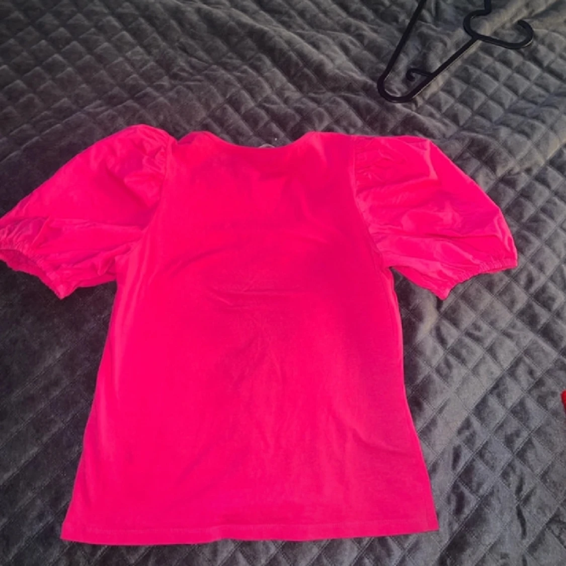 T-shirt med puffarmar  - 90