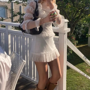 Studentklänning  - Jag är 174cm lång och den var på gränsen för kort, den har en dragkedja på ryggen och ser ungefär likadan ut baktill, på min studentdag så var det väldigt varmt men klänningen var sval trots att den är långärmad. Använd en gång, bra skick!