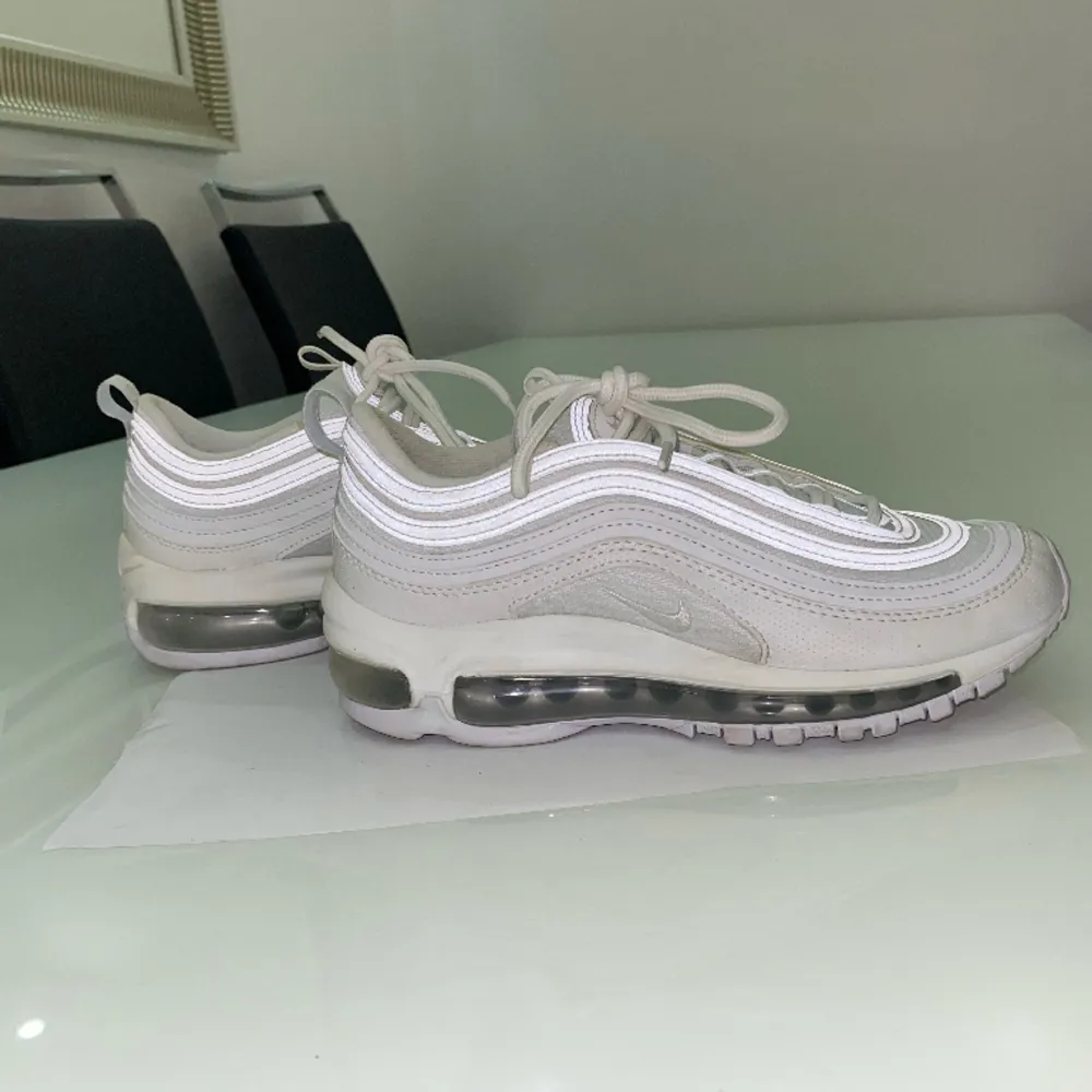 här är ett till par nike air max 97s men i vitt! dessa är aningen mer använda än de svarta men ingenting som inte går bort! dessa är i storlek 36, och självklart äkta. Skor.